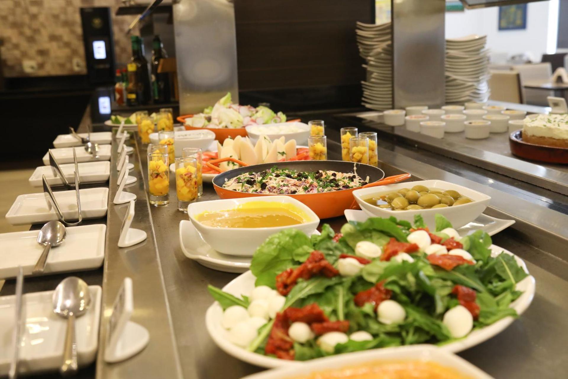 Tryp By Wyndham Ribeirao Preto Hotel Luaran gambar A salad bar