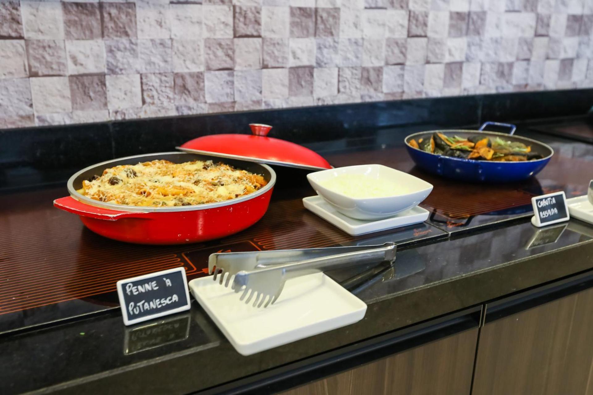 Tryp By Wyndham Ribeirao Preto Hotel Luaran gambar A buffet at a restaurant