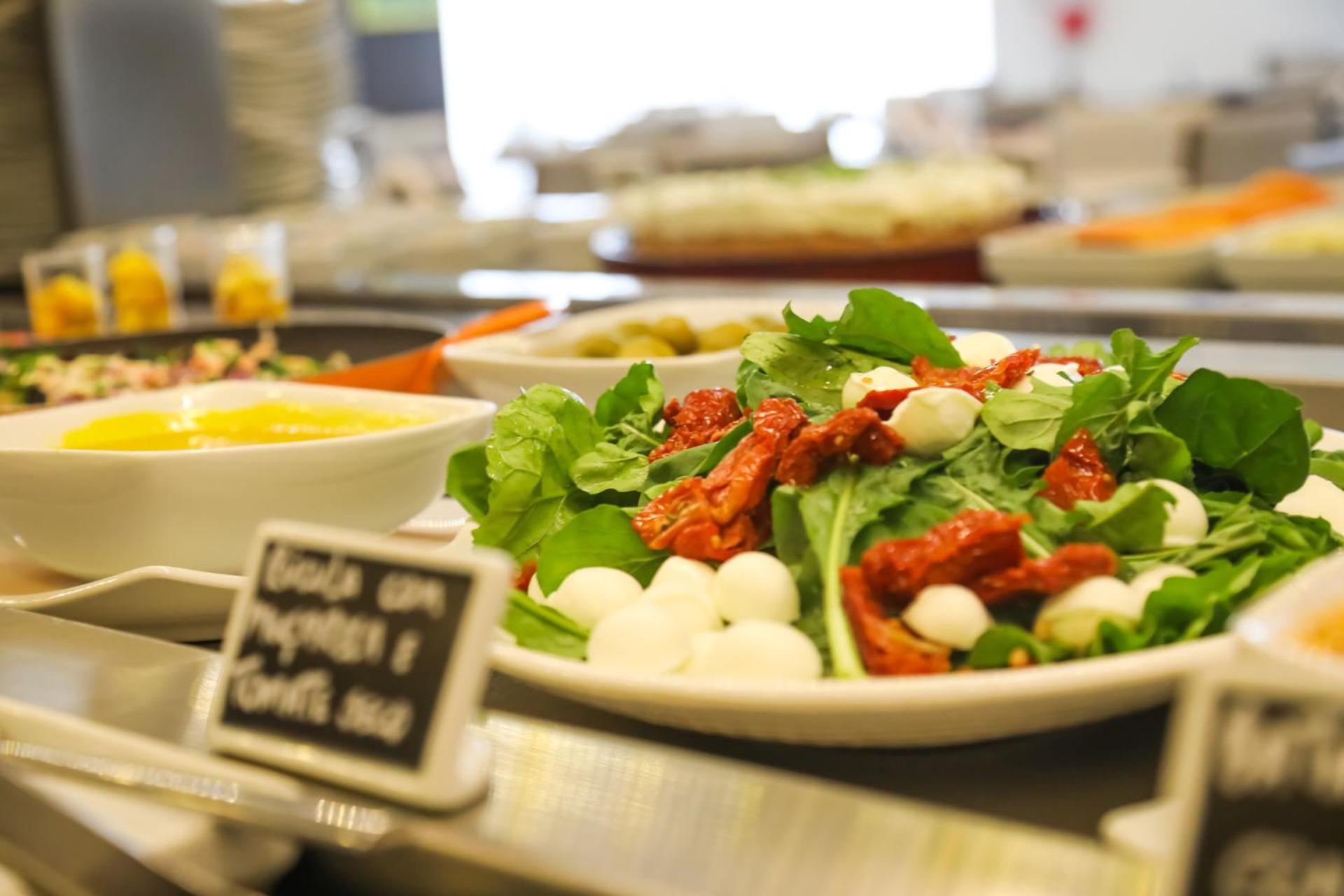 Tryp By Wyndham Ribeirao Preto Hotel Luaran gambar A salad with sun-dried tomatoes
