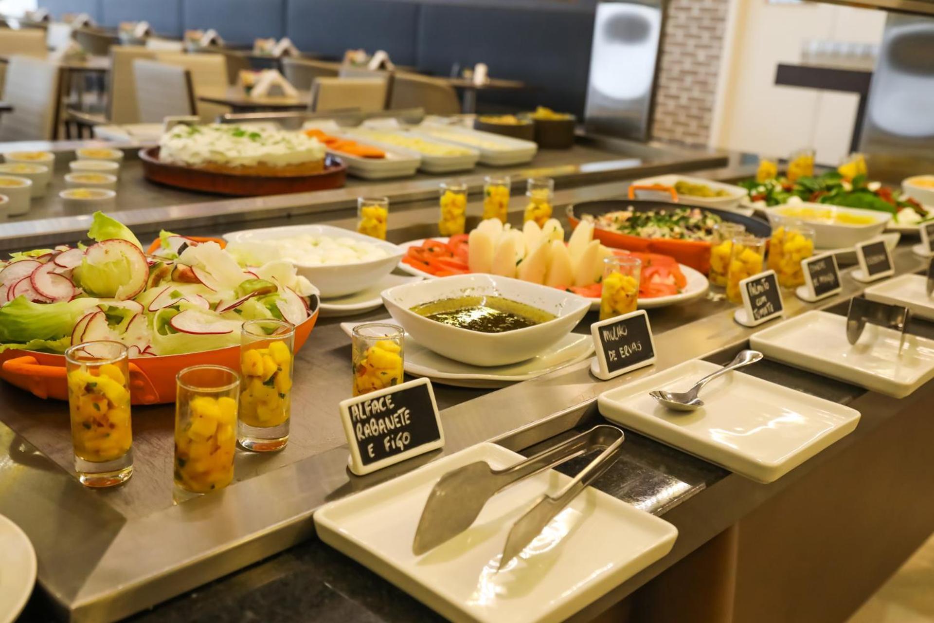 Tryp By Wyndham Ribeirao Preto Hotel Luaran gambar A salad bar