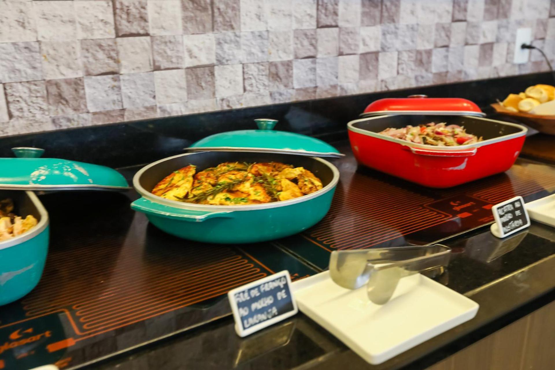 Tryp By Wyndham Ribeirao Preto Hotel Luaran gambar Indian food at a buffet