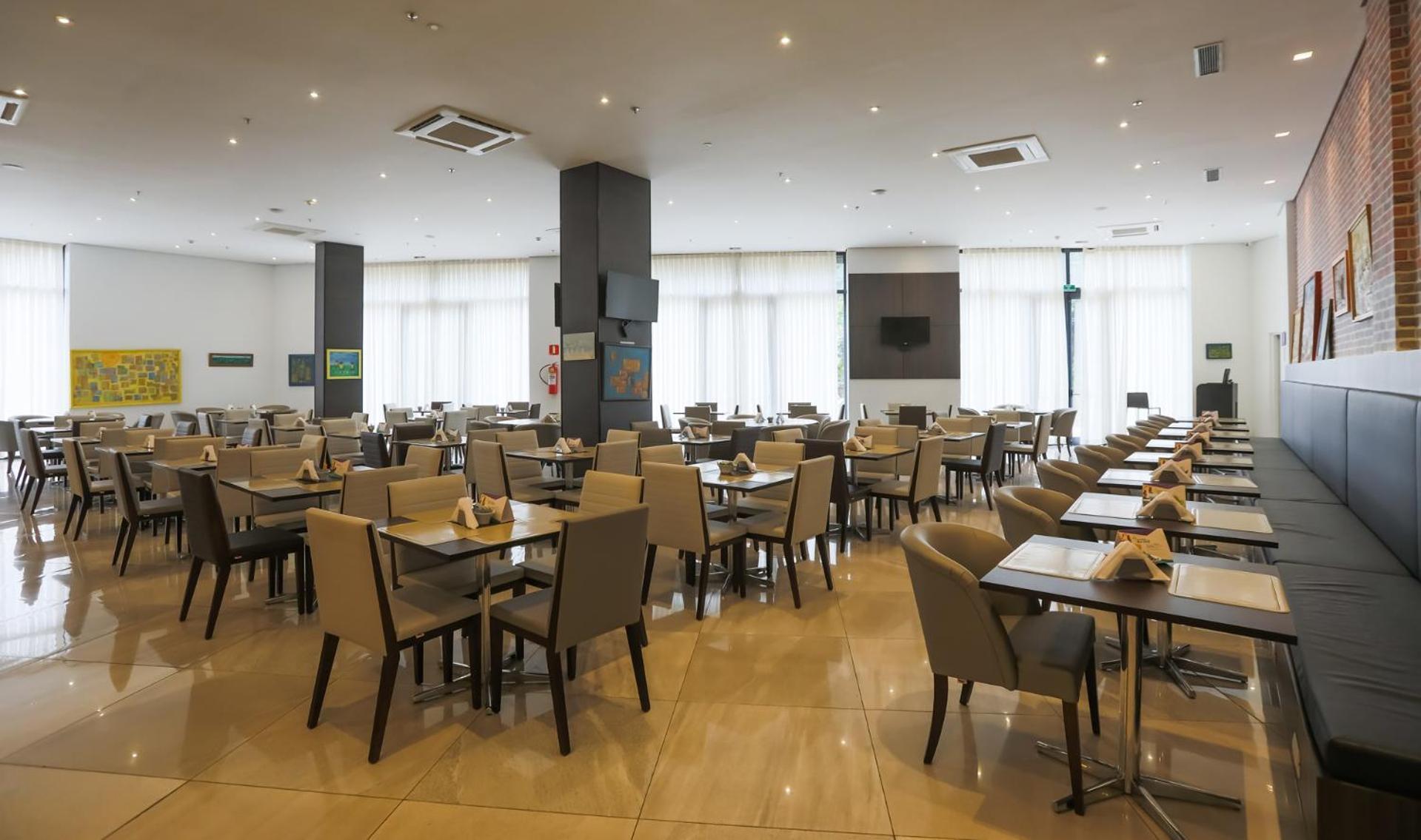 Tryp By Wyndham Ribeirao Preto Hotel Luaran gambar The dining room at the airport