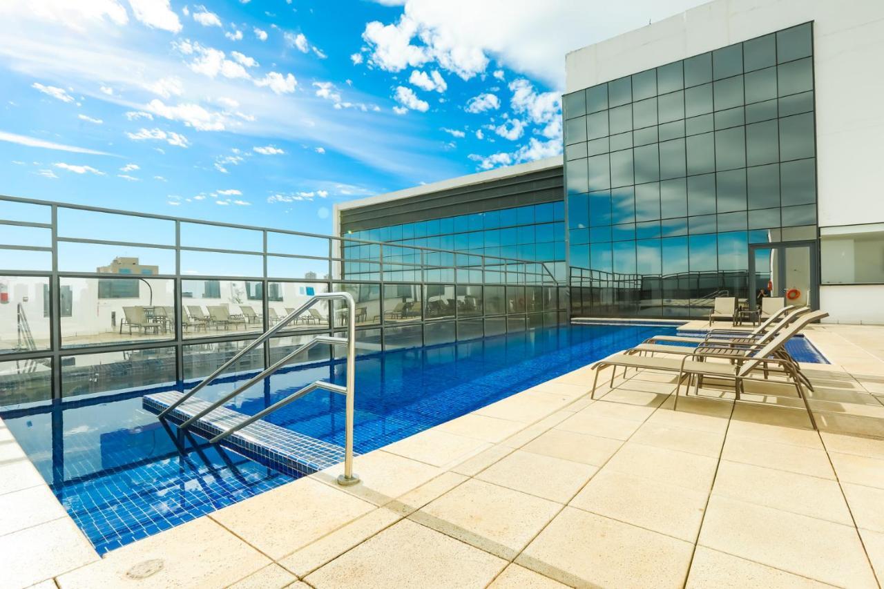 Tryp By Wyndham Ribeirao Preto Hotel Luaran gambar Rooftop pool at the hotel