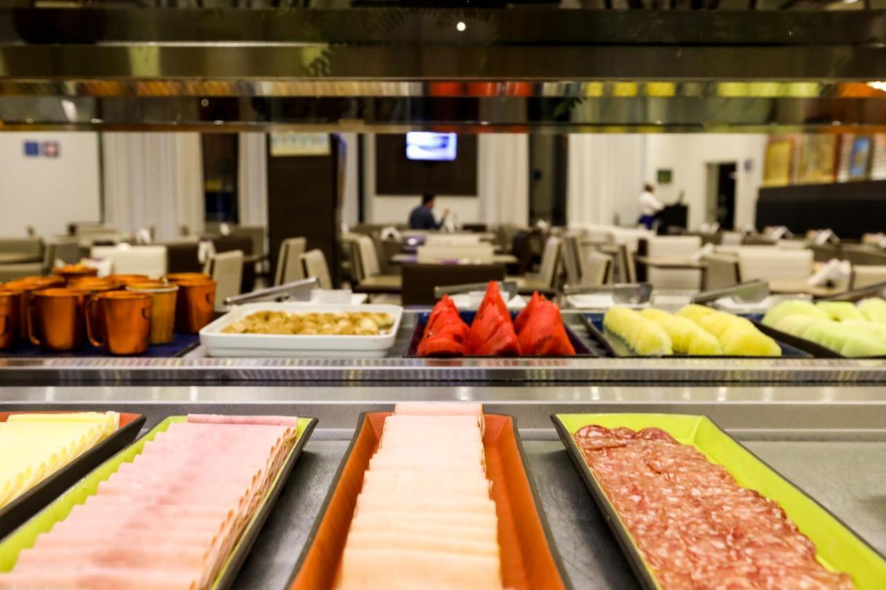 Tryp By Wyndham Ribeirao Preto Hotel Luaran gambar A buffet at a hotel