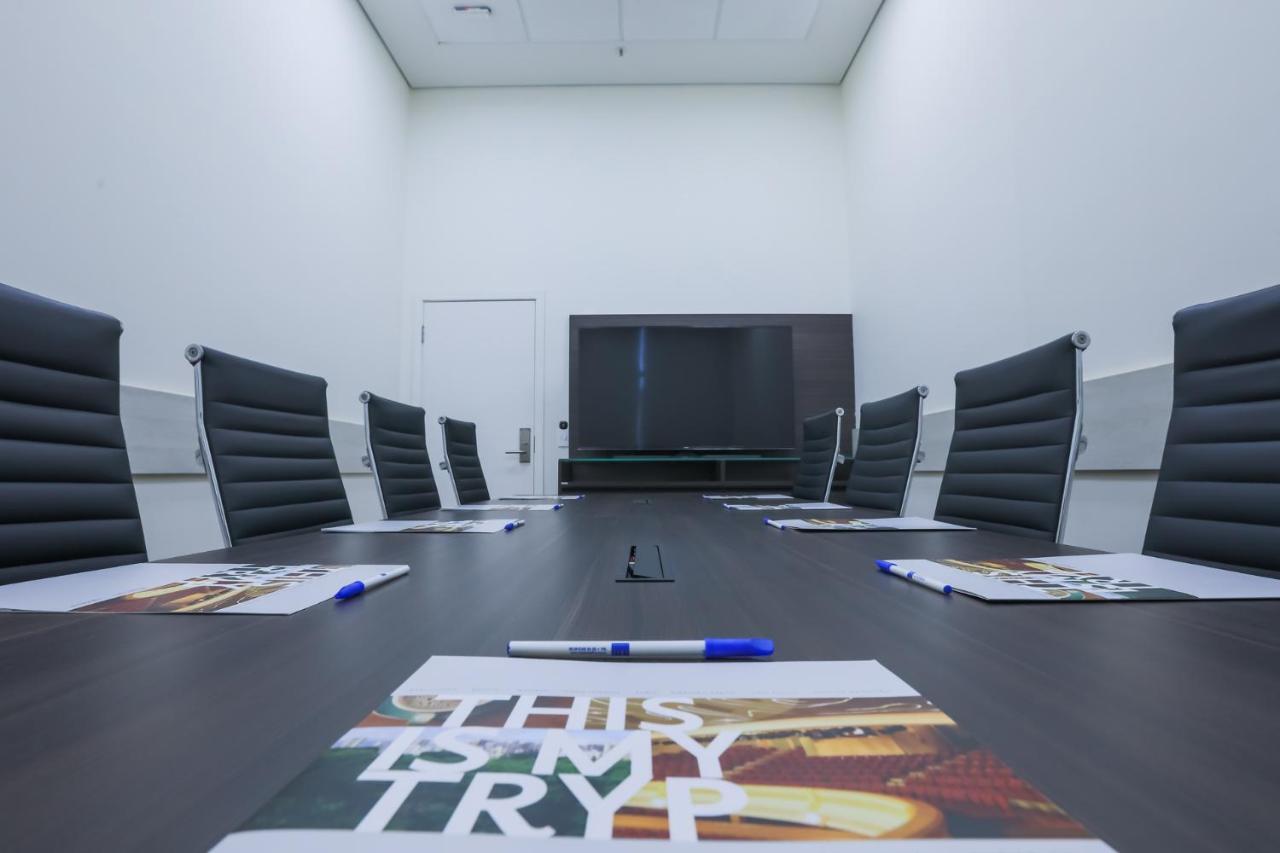 Tryp By Wyndham Ribeirao Preto Hotel Luaran gambar A meeting room at the headquarters of the company